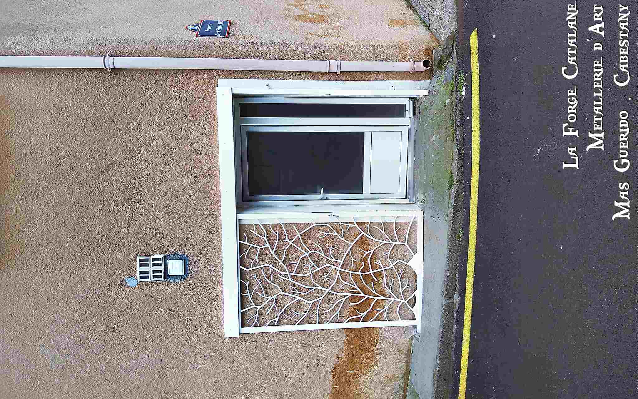 grille de protection coulissante inspiration branches forge catalane.jpg